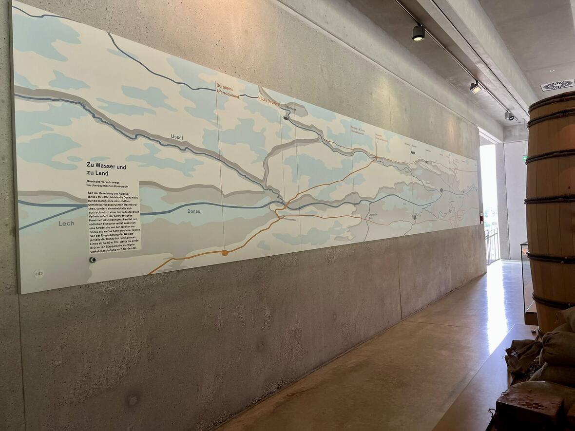 Karte mit Wasser- und Landverbindungen, angeordnet an einer Betonnwand im Museum.