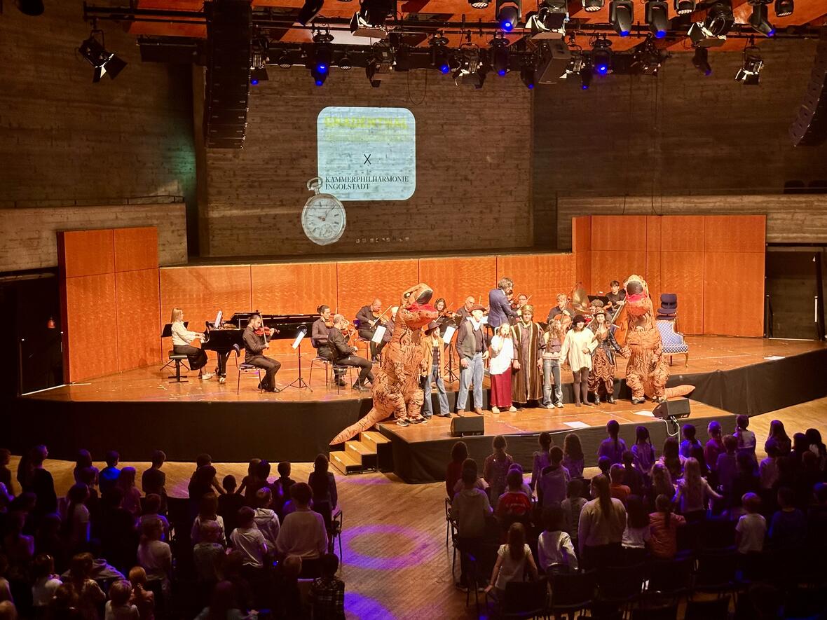 Kindertheateraufführung mit Musikern der Kammerphilharmonie Ingolstadt auf der Bühne.